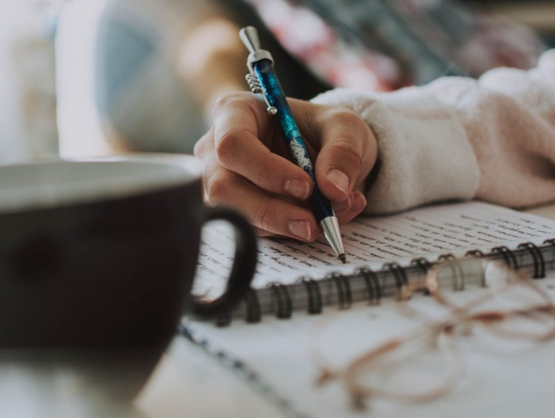 साहित्य सहवास — विविध विषयांवरील लेख आणि कथांचा संग्रह author writing article